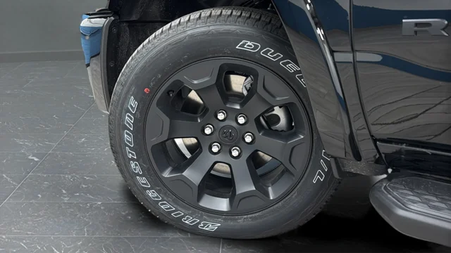 New 2026 Diamond Black Crystal Pearl-Coat Exterior Paint RAM Big Horn/Lone Star image 36