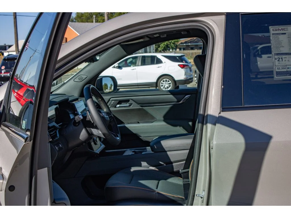 New 2026 RIVERSTONE METALLIC GMC AWD AT4 image 31