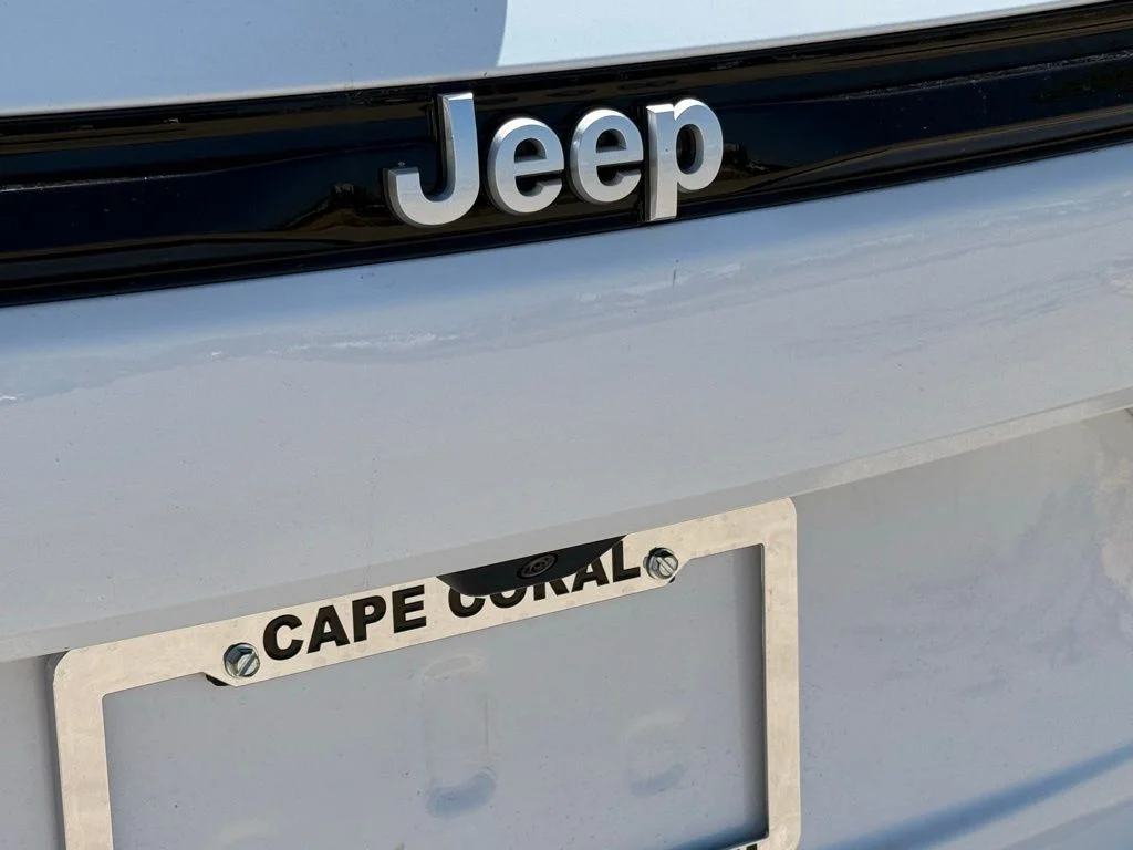 New 2026 Bright White Clear-Coat Exterior Paint Jeep Limited image 33