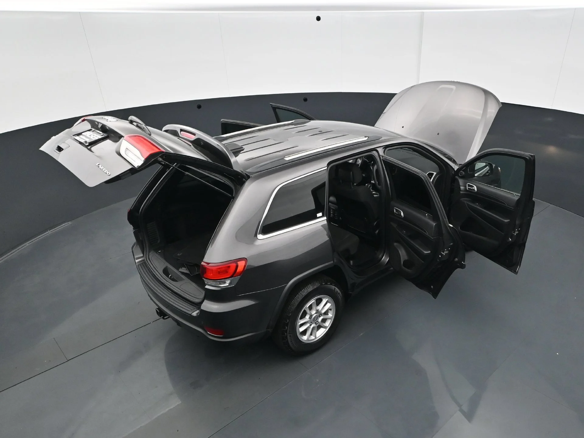 Used 2020 Granite Crystal Metallic Clearcoat Jeep Laredo E image 43