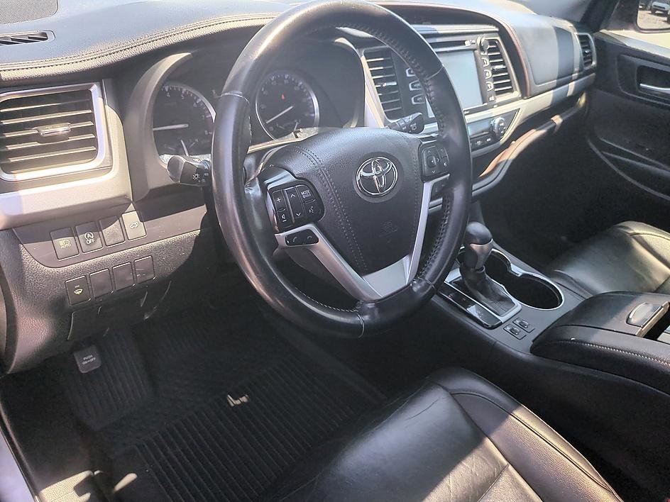Used 2019 CELESTIAL SILVER METALLIC Toyota SE image 14