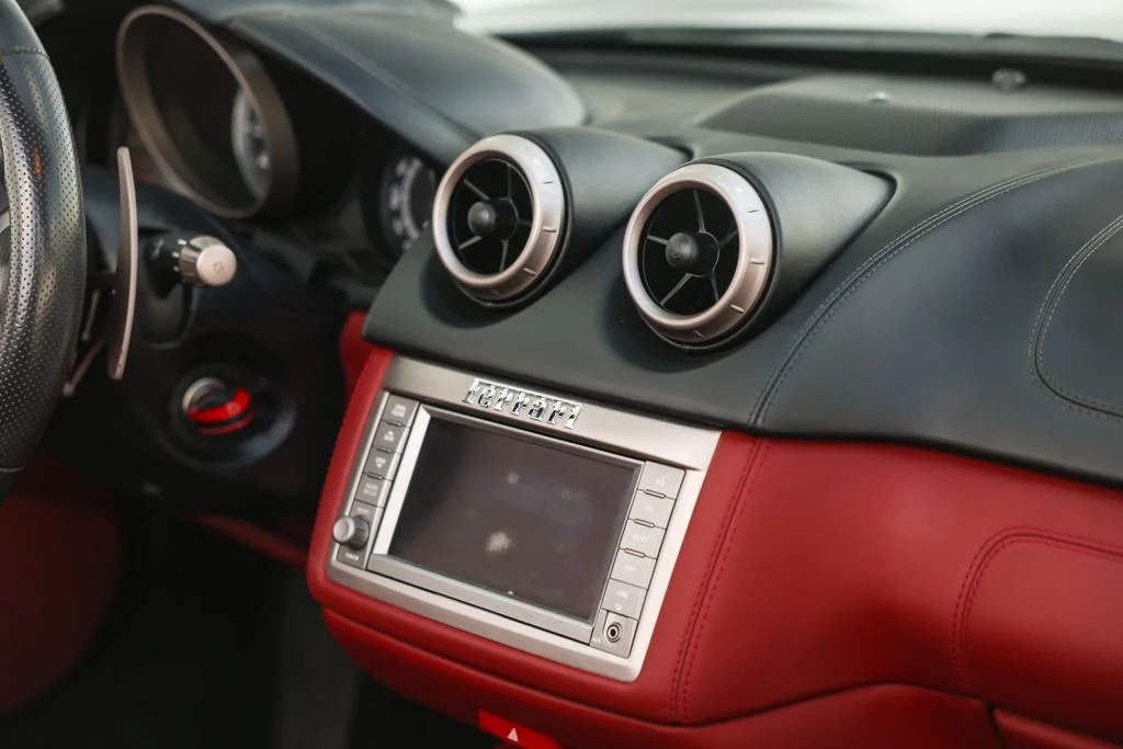 Used 2010 Silver Ferrari Base image 28