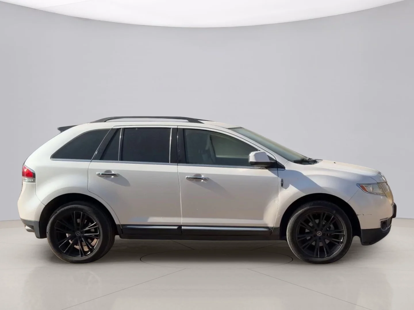 Used 2011 White Lincoln AWD image 6
