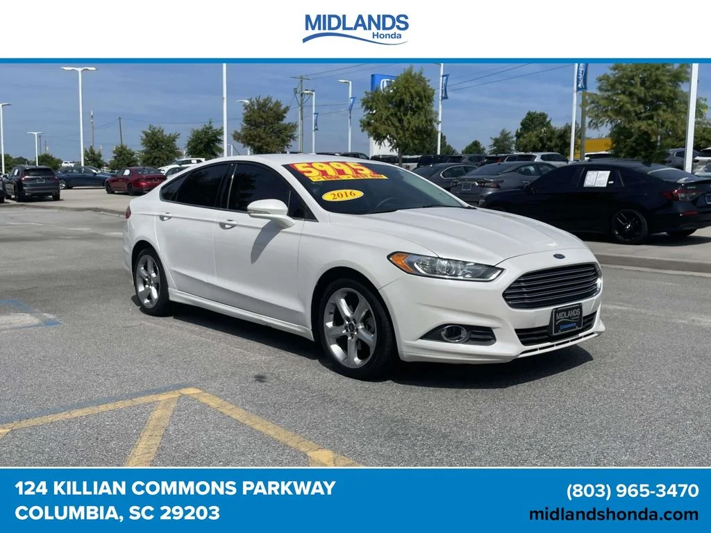 Used 2016 White Platinum Clearcoat Metallic Ford SE image 1