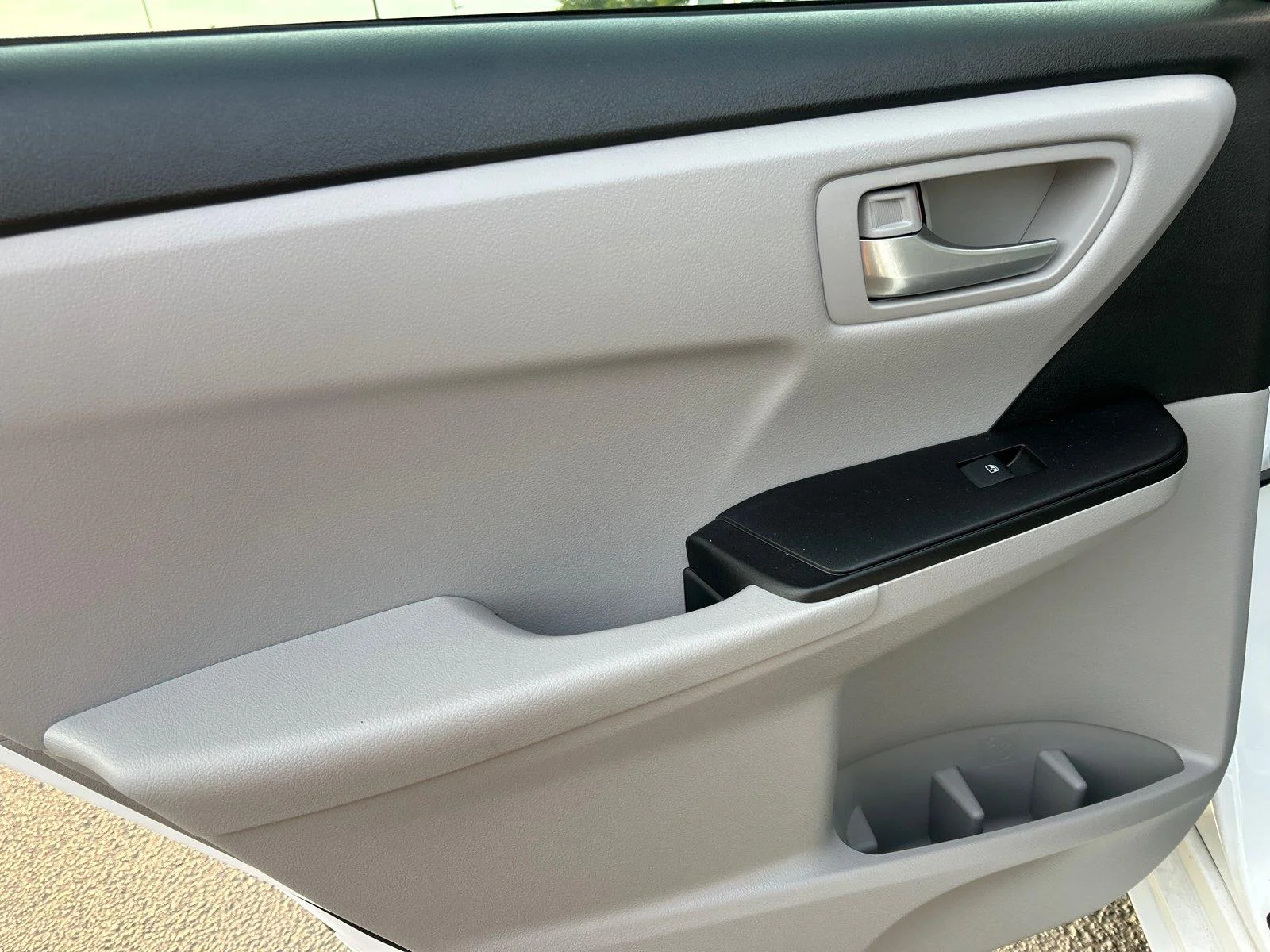 Used 2017 Super White Toyota XSE image 33