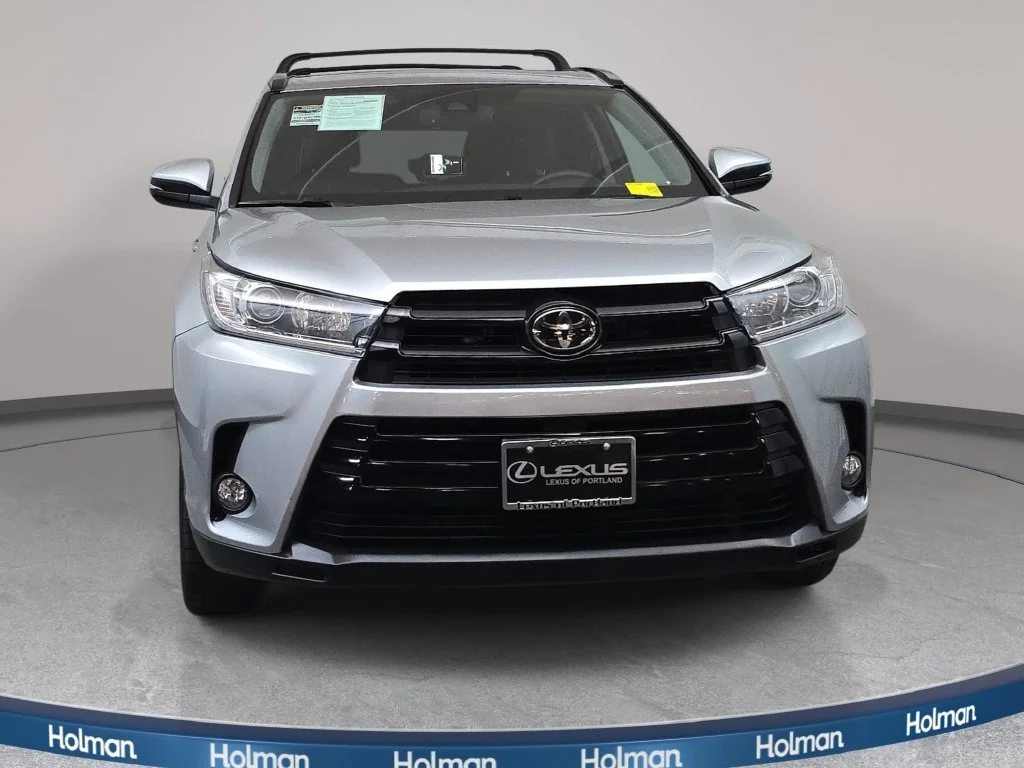 Used 2017 Silver Toyota SE image 3