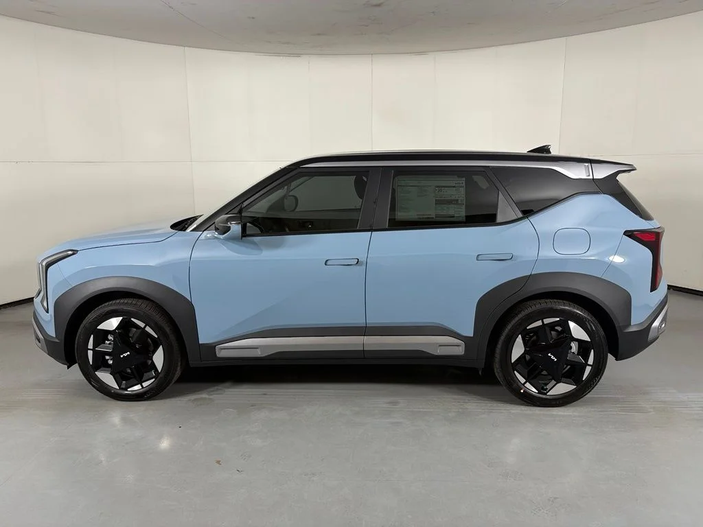 New 2027 Frost Blue / Black Roof Kia S image 6