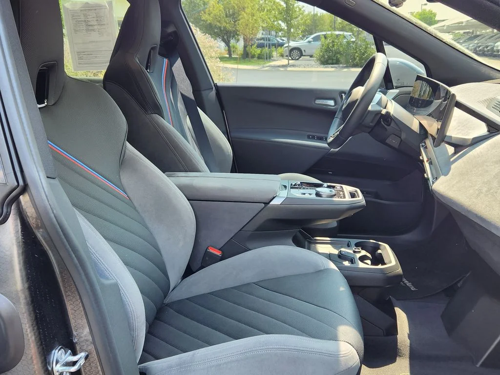 Used 2026 White Metallic BMW xDrive60 image 18