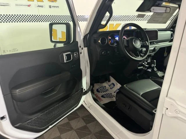 New 2026 Bright White Clear-Coat Exterior Paint Jeep Sahara image 36