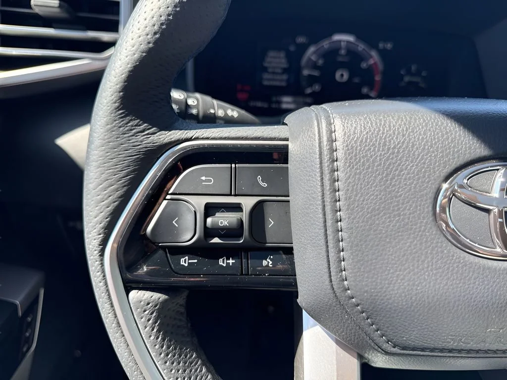 Used 2025 Wind Chill Pearl Toyota Platinum image 17