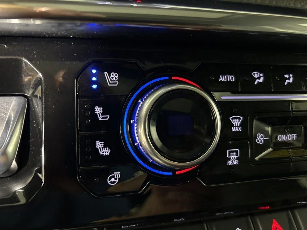 Used 2025 Onyx Black GMC Denali image 30