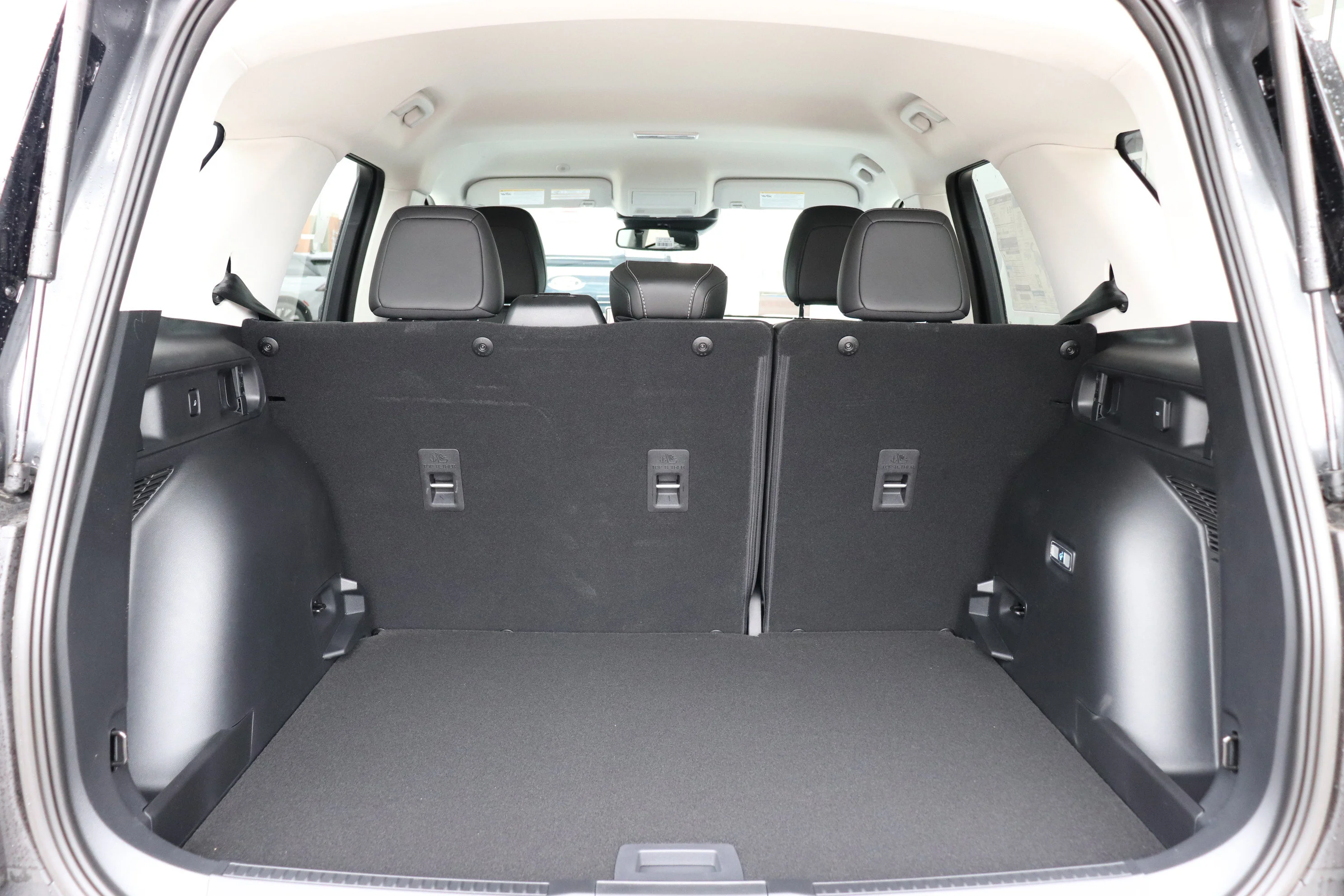New 2026 CARBONIZED GREY Ford Outer Banks image 6