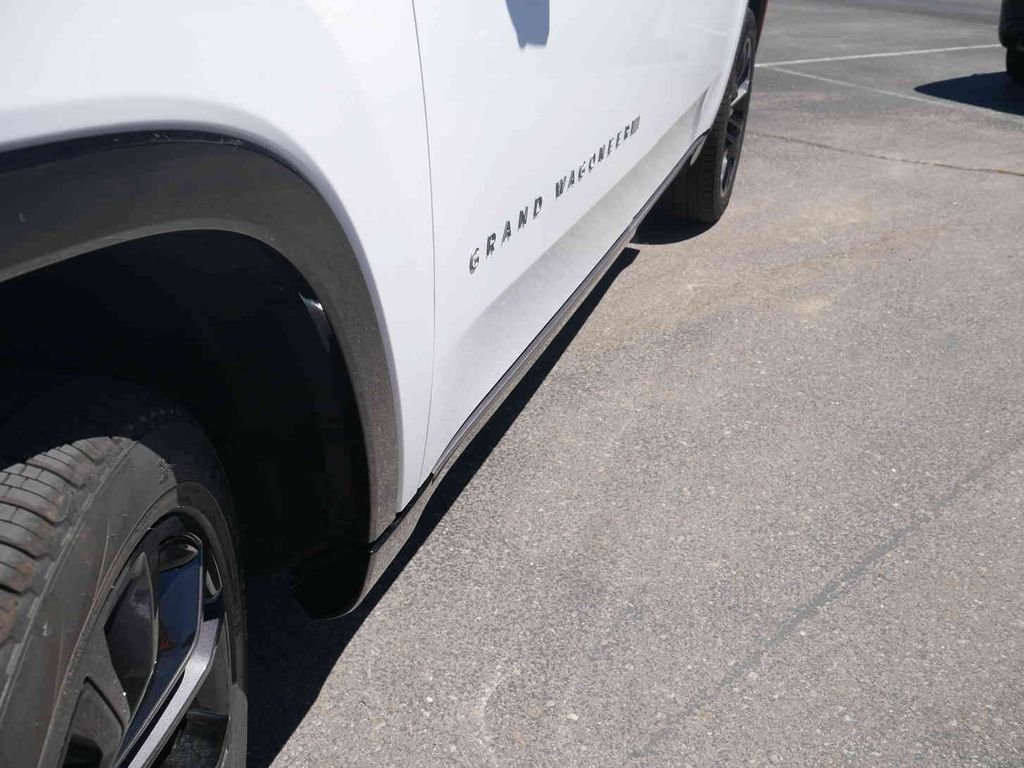 New 2026 Bright White Clear-Coat Exterior Paint Jeep Grand Wagoneer image 14