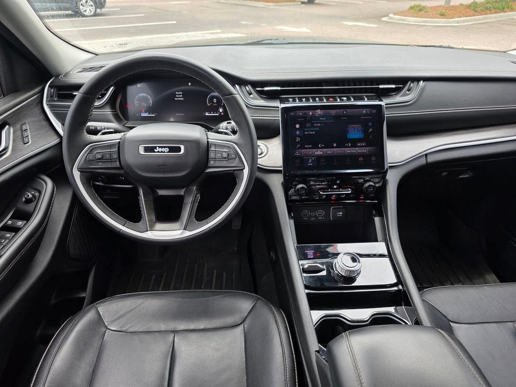 Used 2023  Jeep Limited image 27