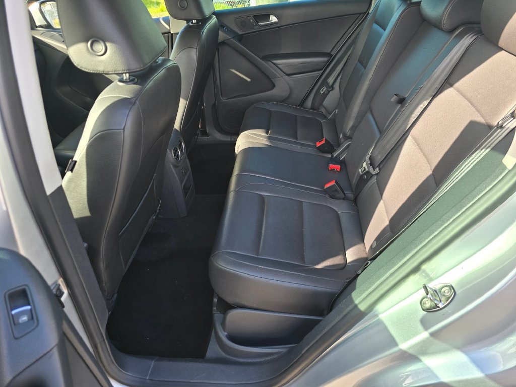 Used 2012 Silver Volkswagen SE image 18