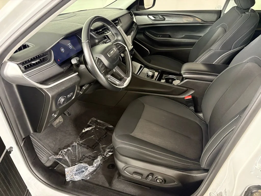Used 2022 White Jeep Laredo image 17