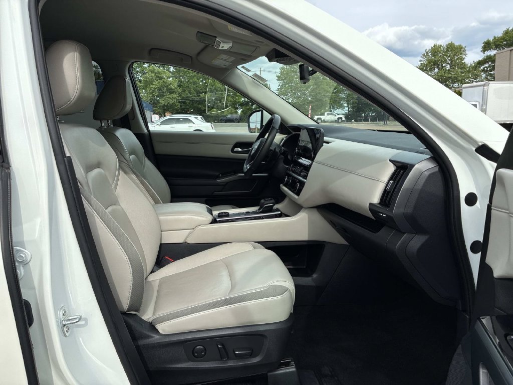 Used 2023 White Nissan SL image 10
