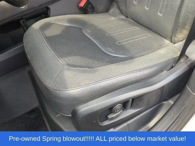 Used 2020  Land Rover SE image 24