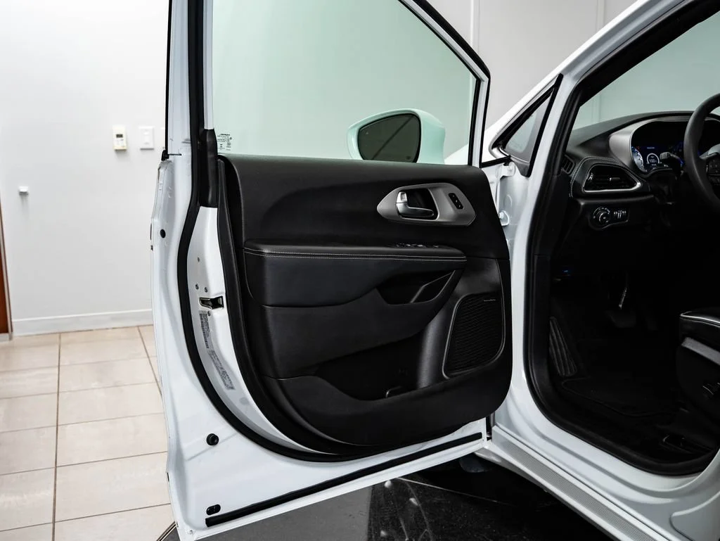 Used 2022 Bright White Clearcoat Chrysler Limited image 30