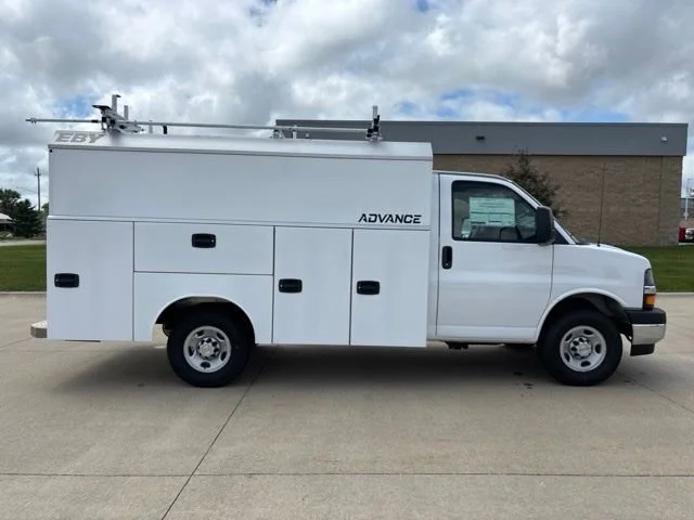 New 2026 Summit White Chevrolet 1WT image 29