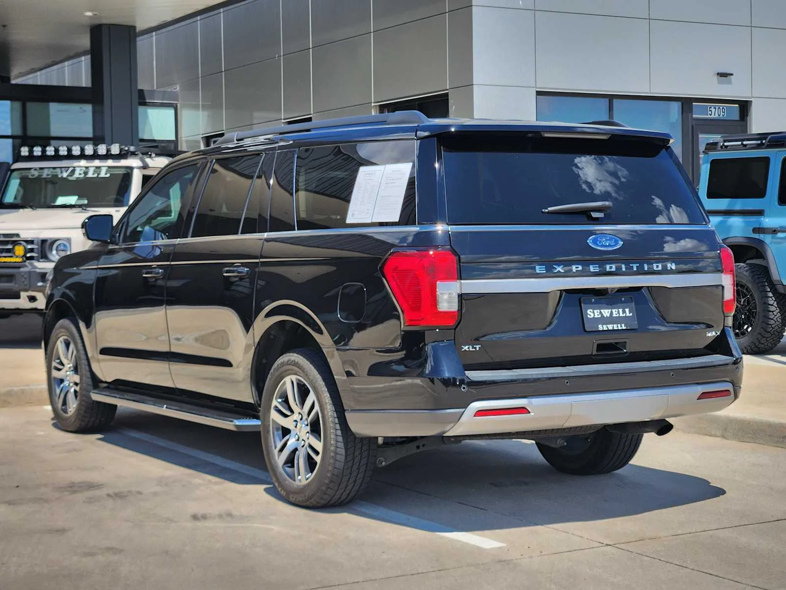 Used 2023 Agate Black Metallic Ford XLT image 4
