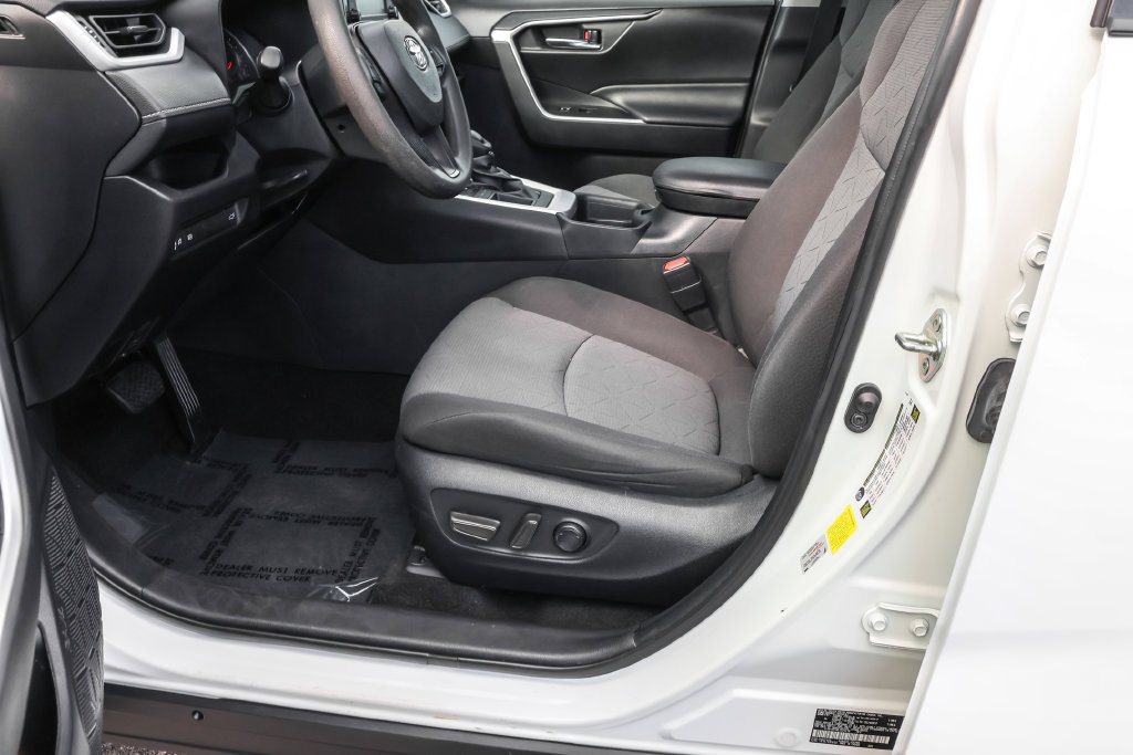 Used 2020 White Toyota XLE image 18