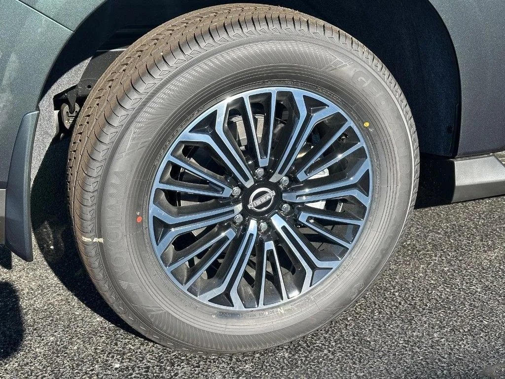 New 2026 Alpine Metallic / Super Black Two-tone Nissan Platinum image 4