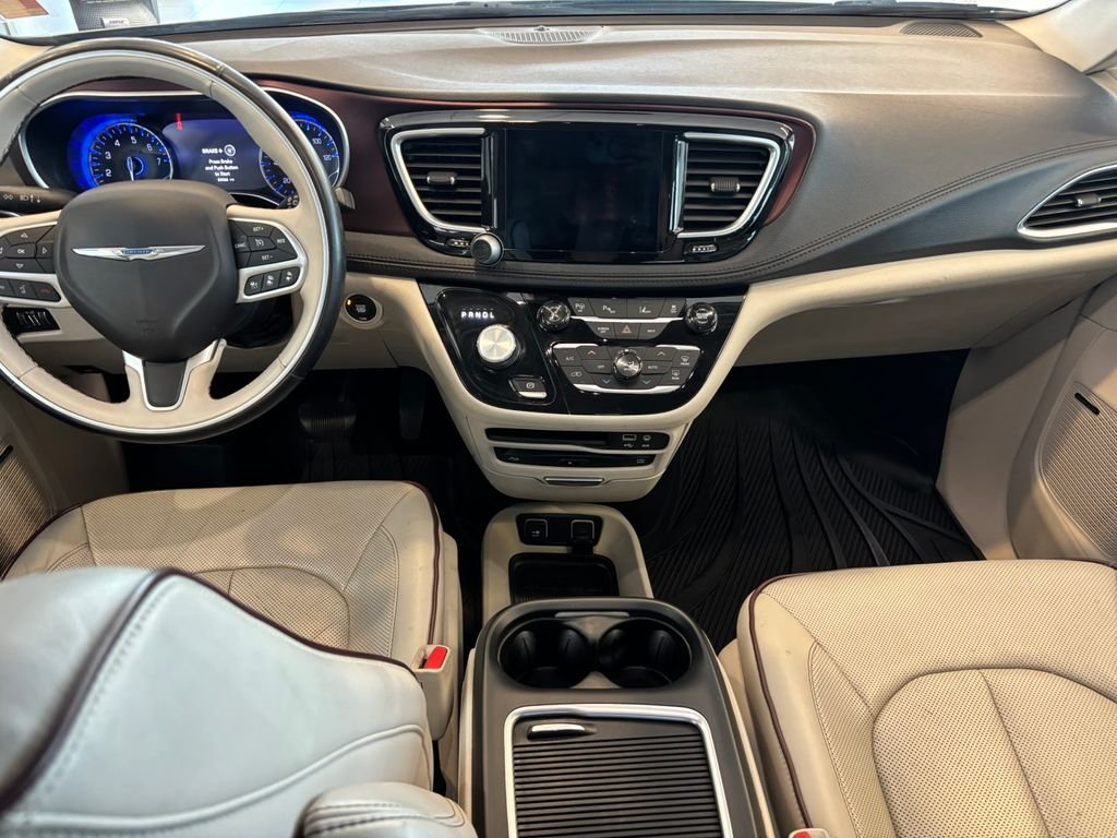 Used 2017 Silver Chrysler Limited image 27