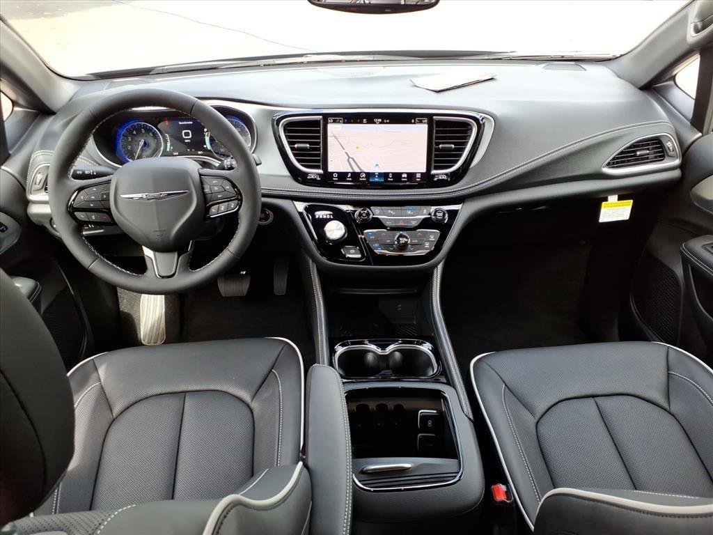 New 2026 Diamond Black Crystal Pearl-Coat Exterior Paint Chrysler Limited image 28