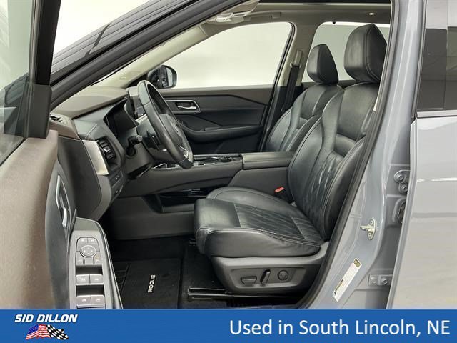 Used 2021 Boulder Gray Pearl/Super Black Nissan Platinum image 17