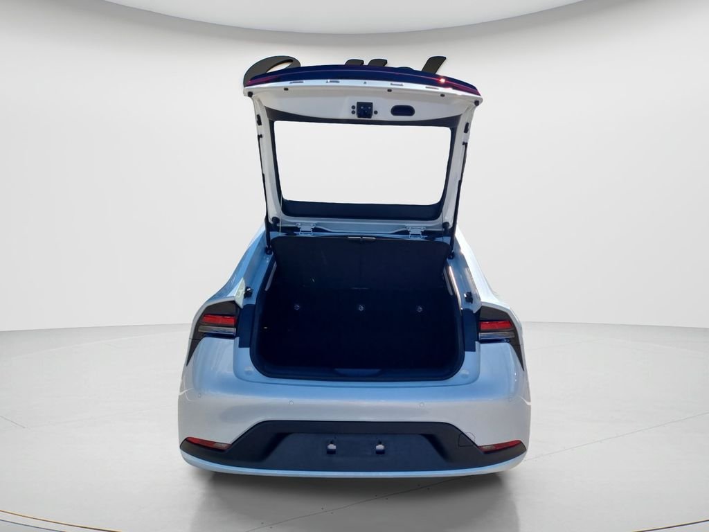 New 2027 Wind Chill Pearl <sup>1</sup> Toyota  LE image 9