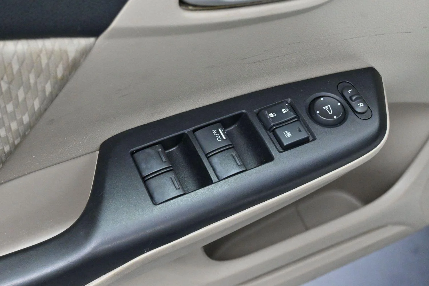 Used 2015 Taffeta White Honda LX image 11