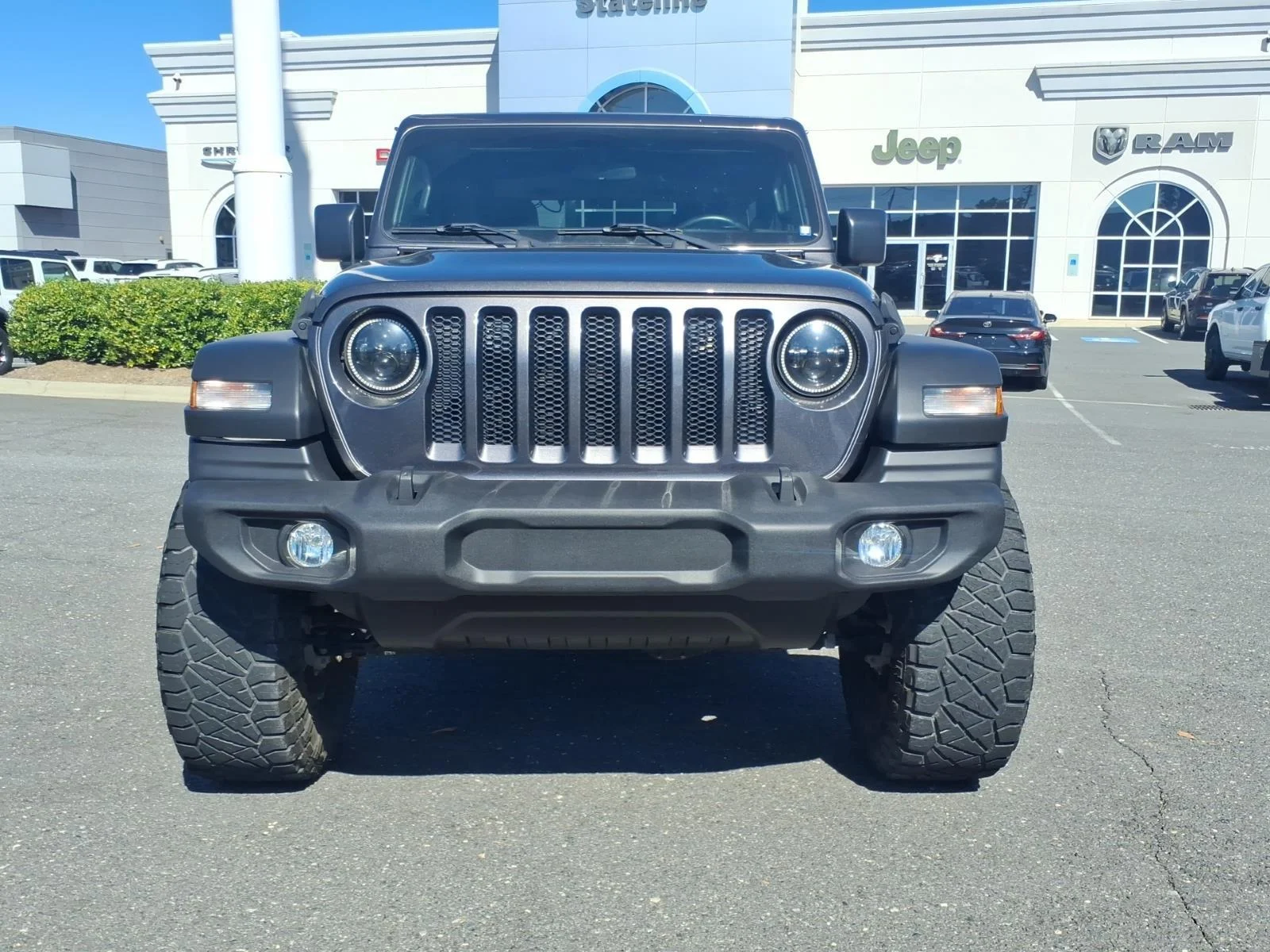 Used 2018 Granite Crystal Metallic Clearcoat Jeep Sport S image 13