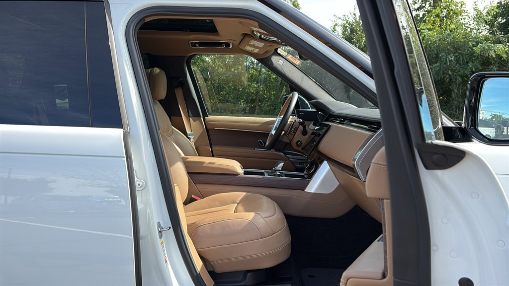 Used 2023 White Land Rover SE image 22