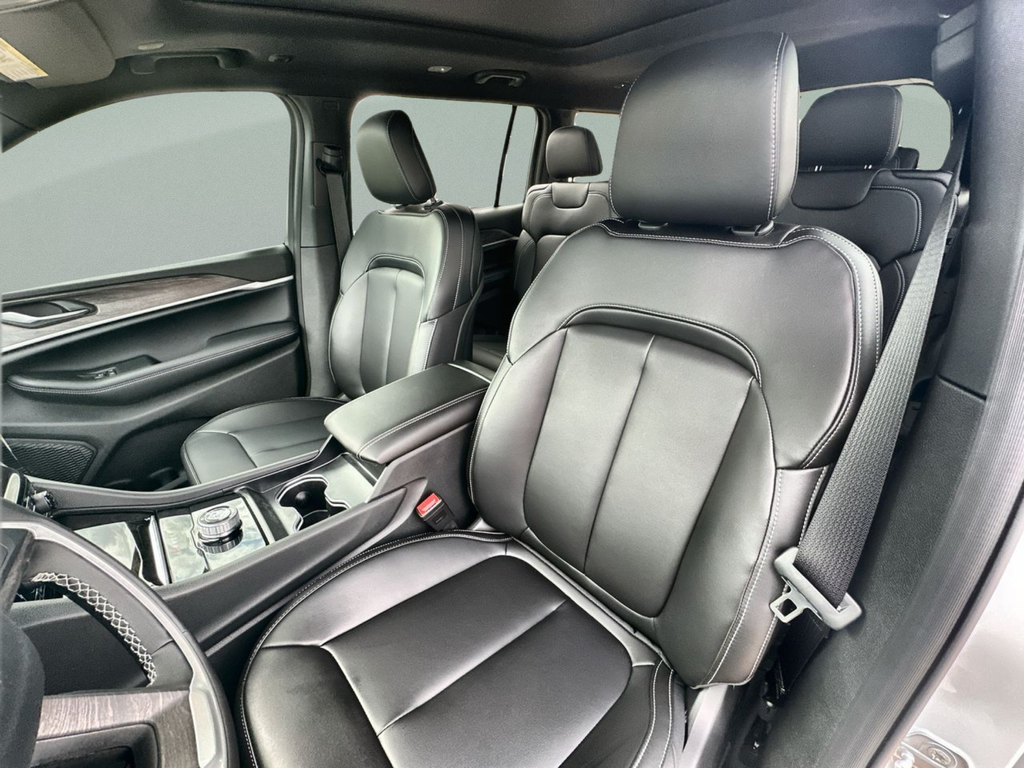 New 2025 Bright White Clear-Coat Exterior Paint Jeep Limited image 28