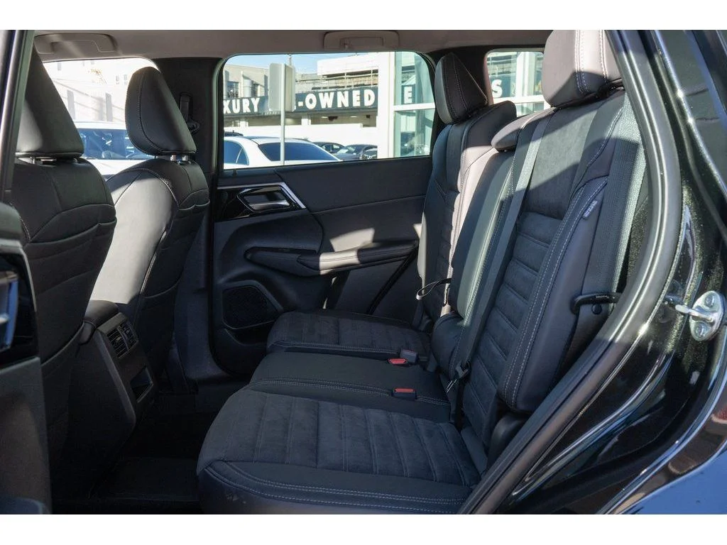 2025 Mitsubishi Outlander Plug-in Hybrid SE - Photo 19