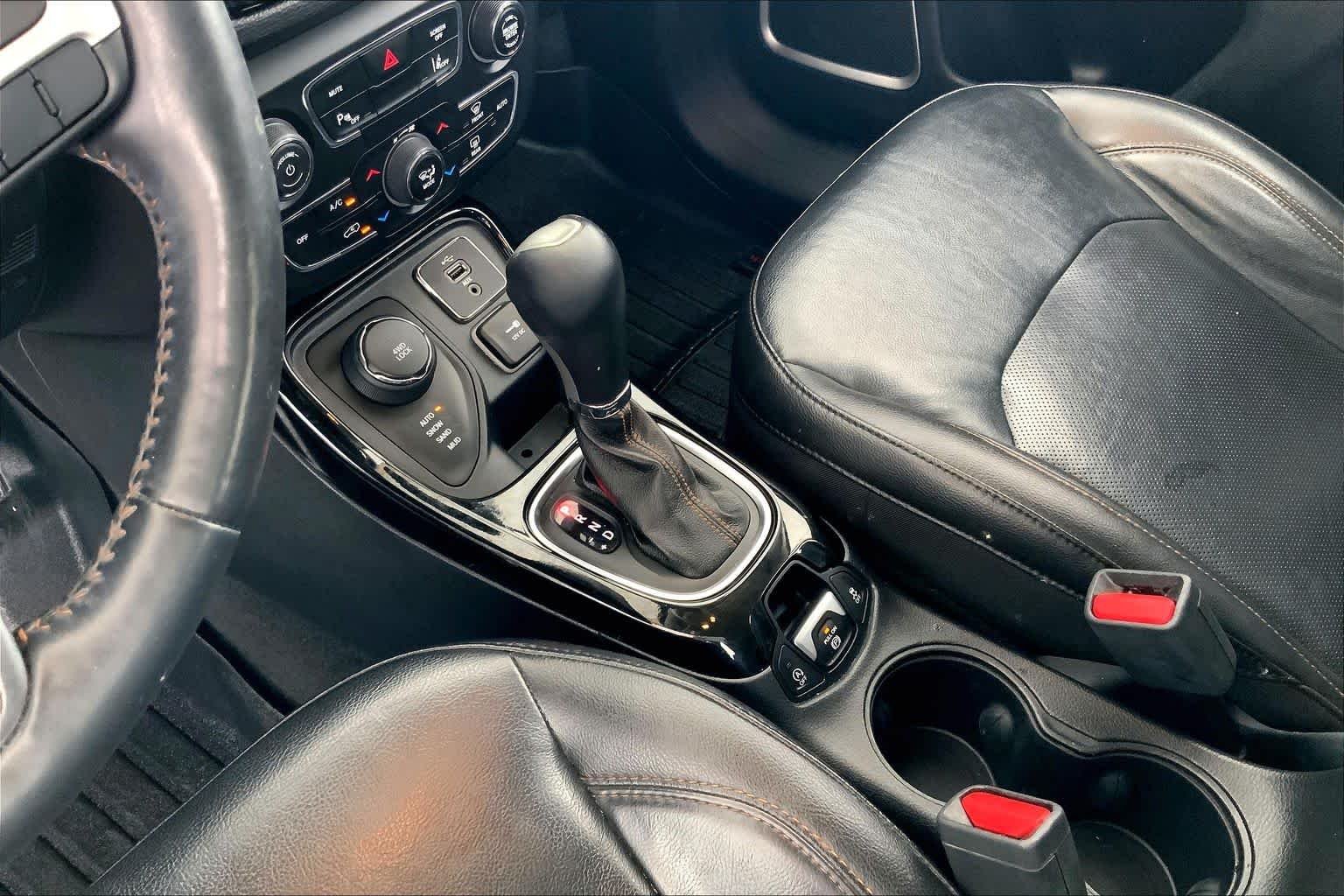 Used 2018 Diamond Black Crystal Pearlcoat Jeep Limited image 16