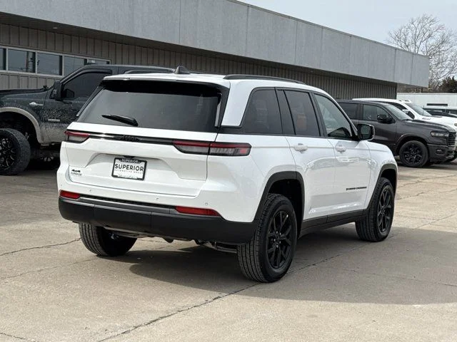 New 2026 Bright White Clear-Coat Exterior Paint Jeep Altitude image 3