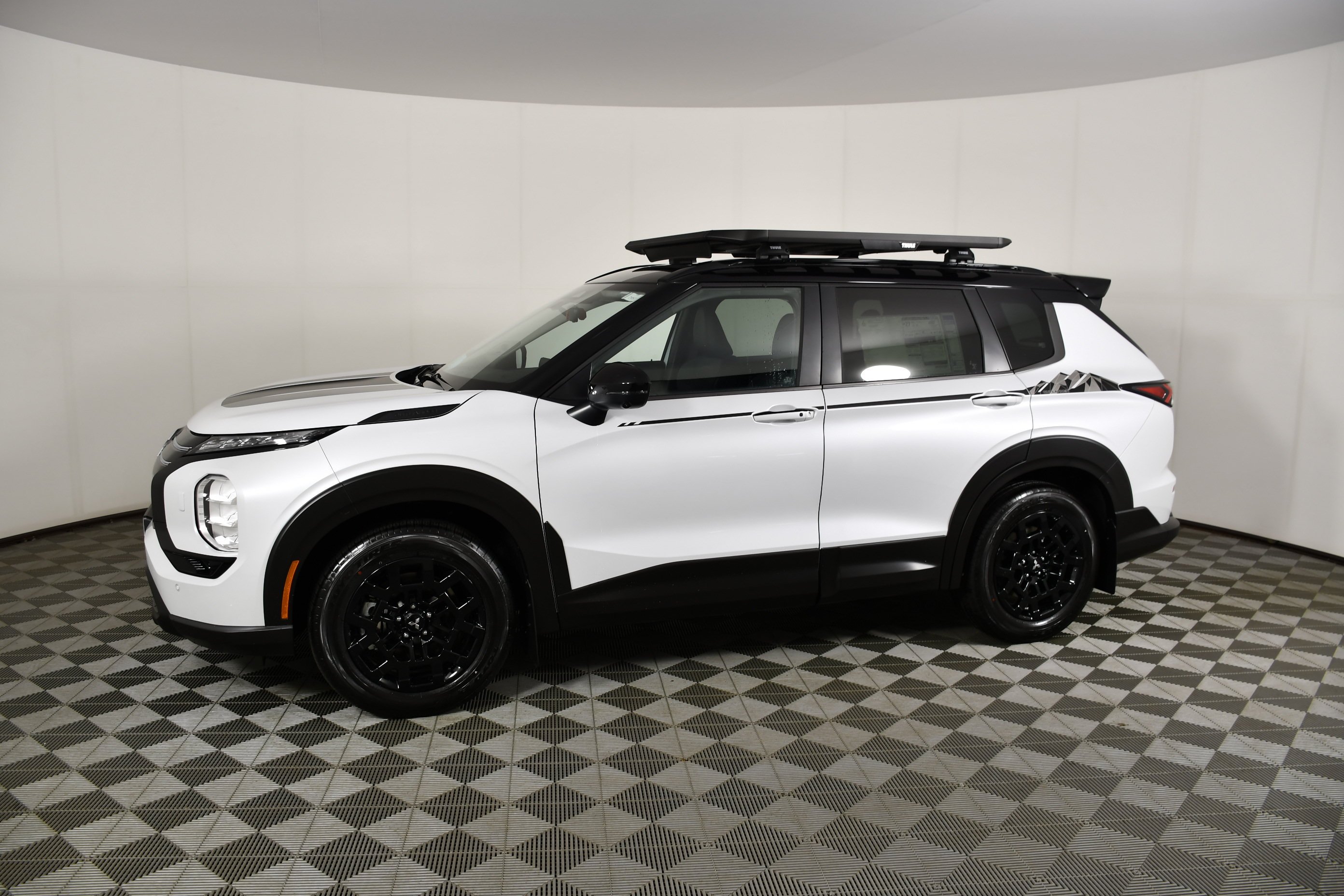 New 2026 White Diamond/Black Roof Mitsubishi Trail Edition image 9