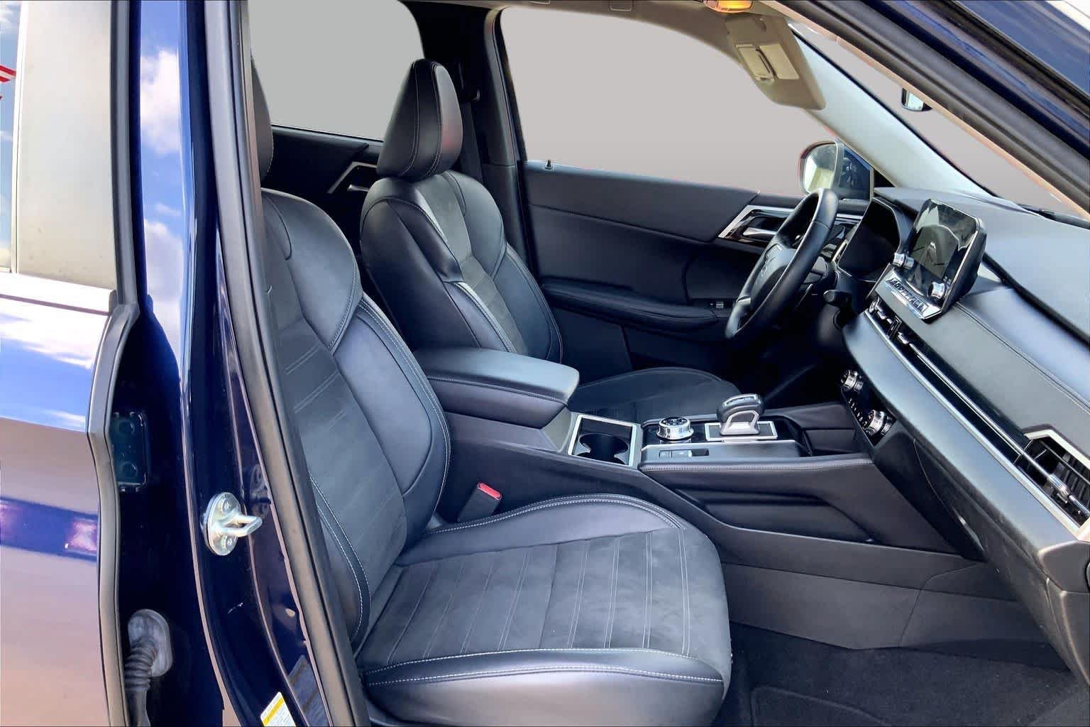 Used 2023 Cosmic Blue Metallic Mitsubishi SE image 9