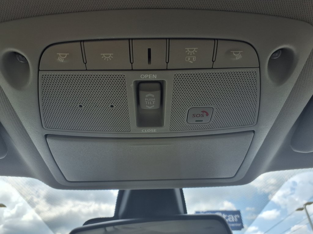 Used 2021 White Nissan Platinum image 23