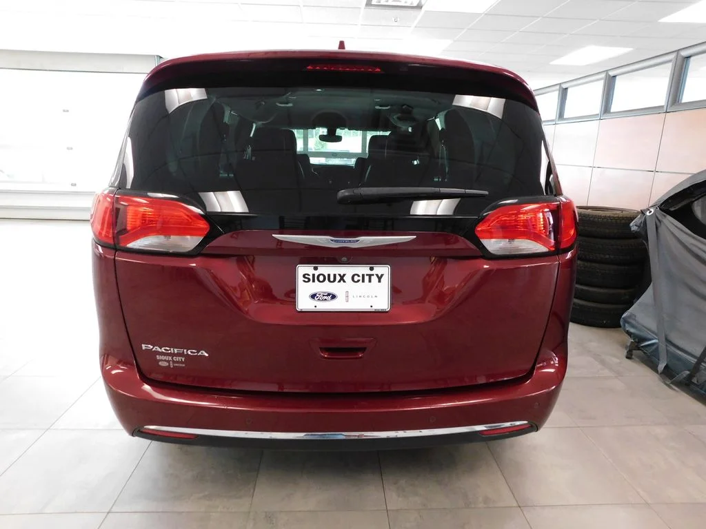 Used 2019 Velvet Red Pearlcoat Chrysler Touring L image 6