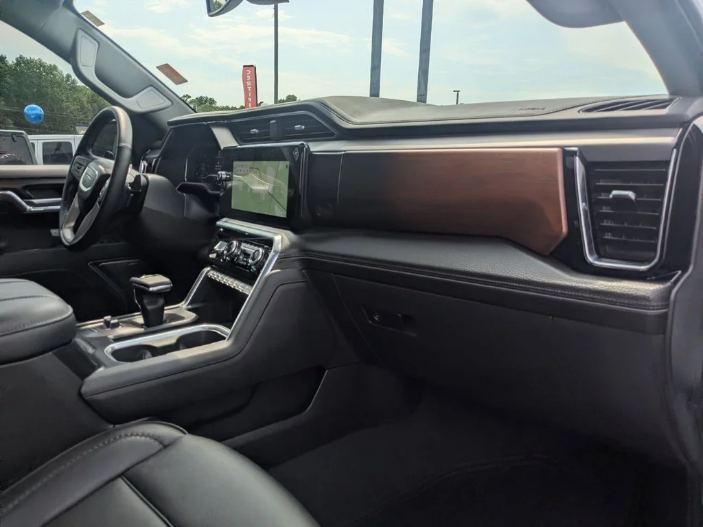 Used 2025 White Frost Tricoat GMC Denali image 29