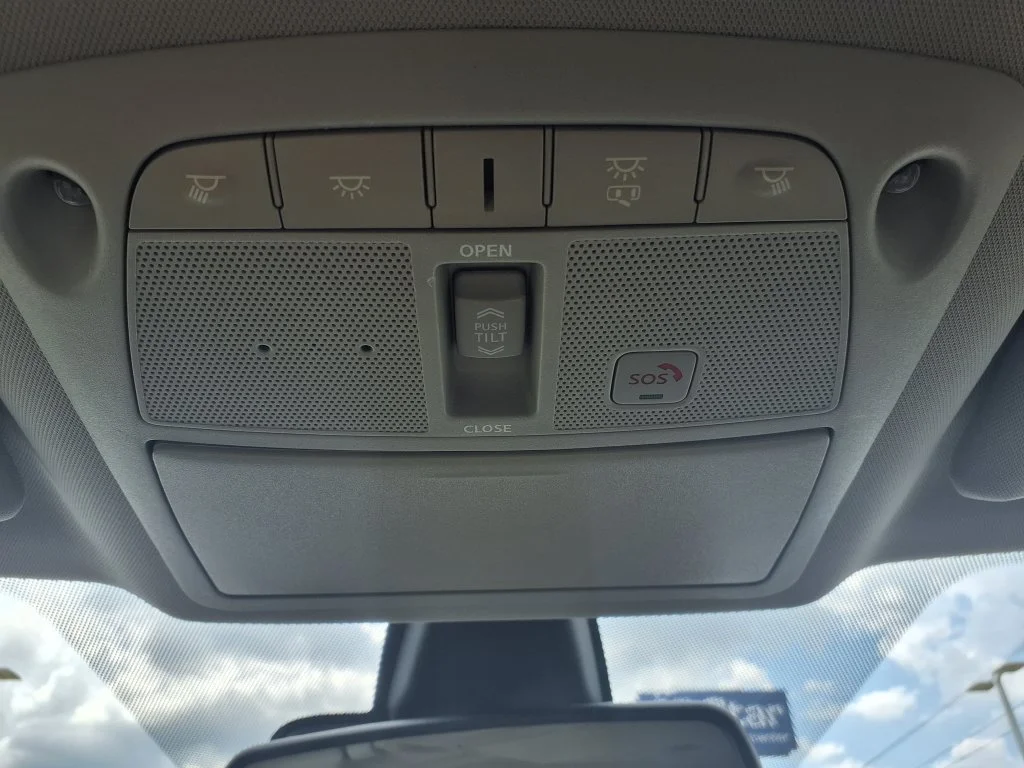 Used 2021 White Nissan Platinum image 23