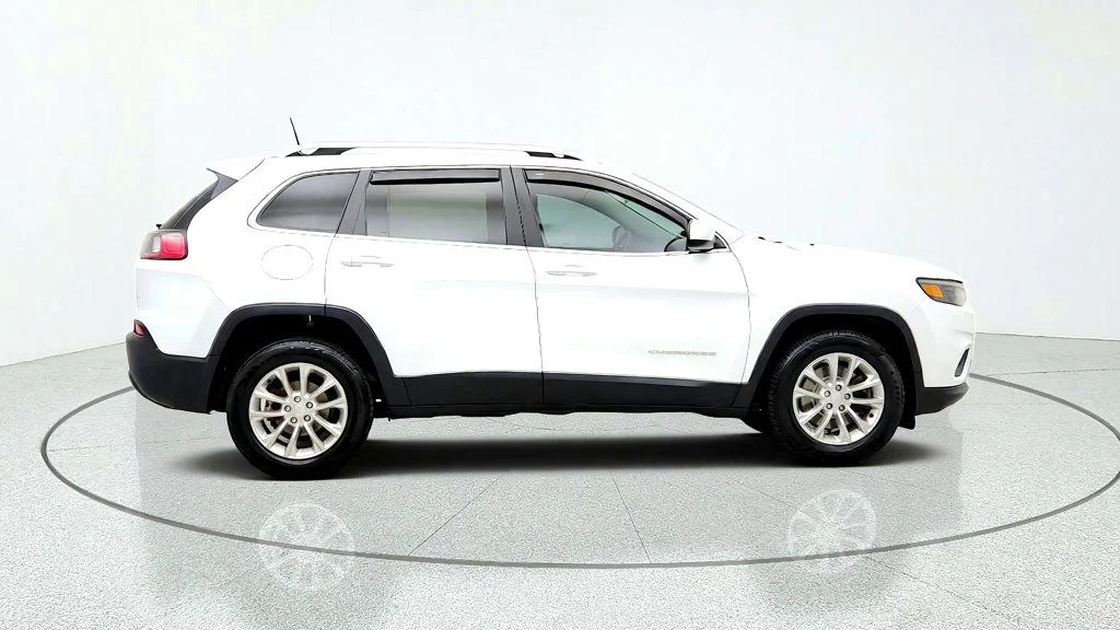 Used 2019 Bright White Clearcoat Jeep Latitude FWD image 4
