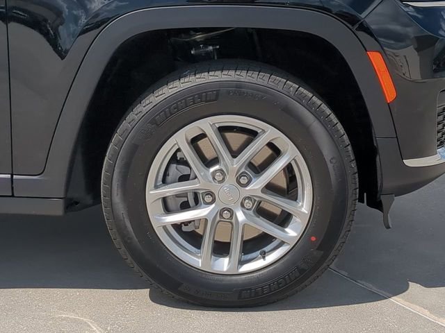New 2026 Diamond Black Crystal Pearl-Coat Exterior Paint Jeep Laredo image 11