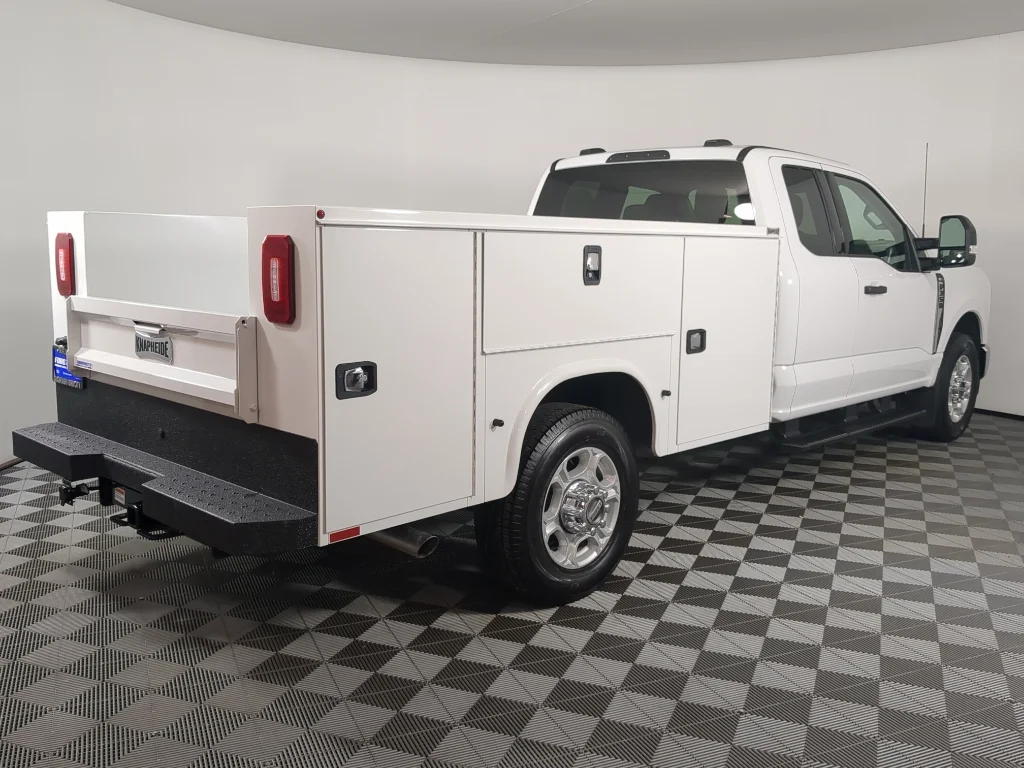 2025 Ford F-350 Super Duty Chassis Cab XLT - Photo 9