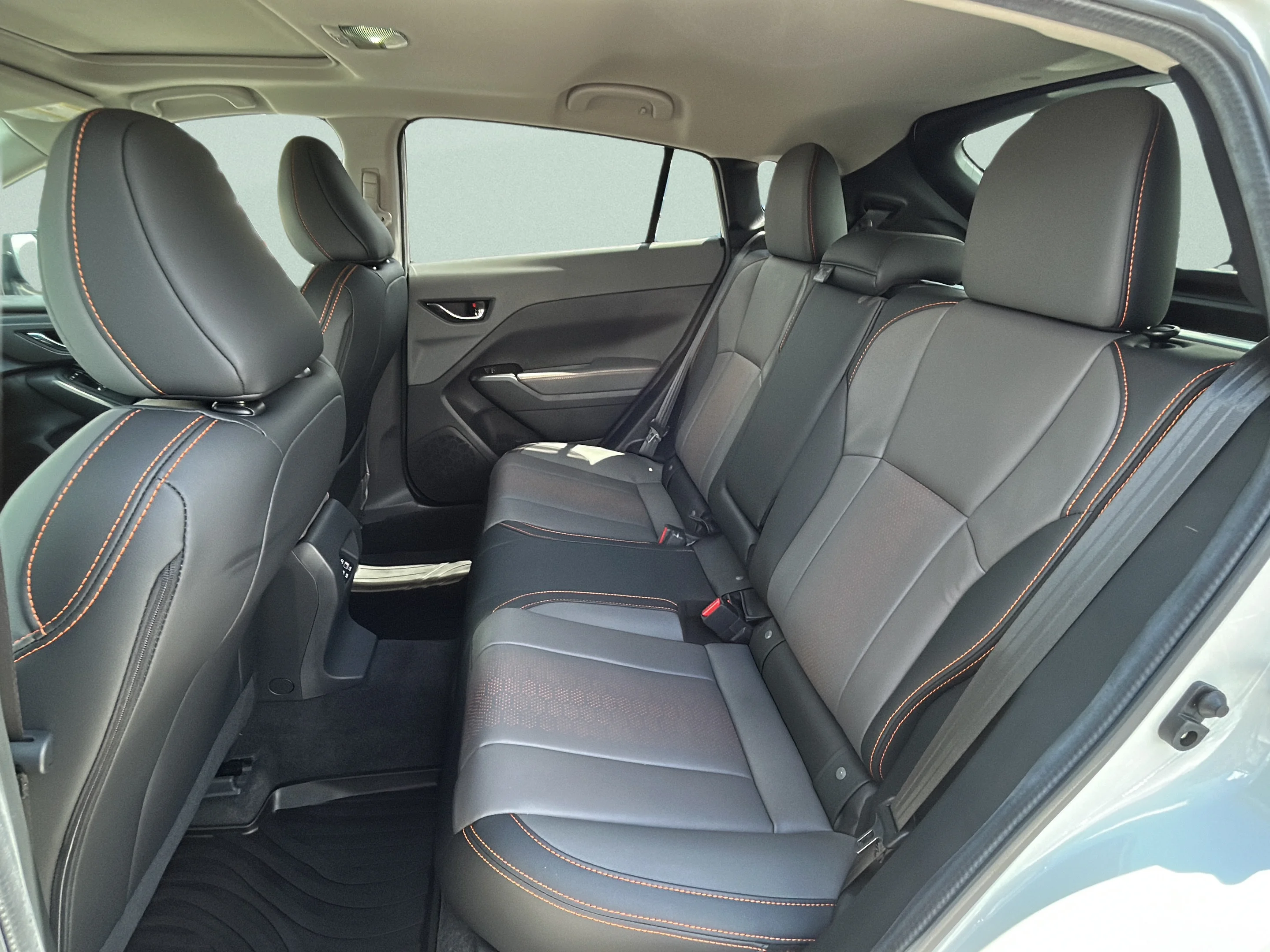 Used 2025 Crystal White Pearl Subaru Limited image 10