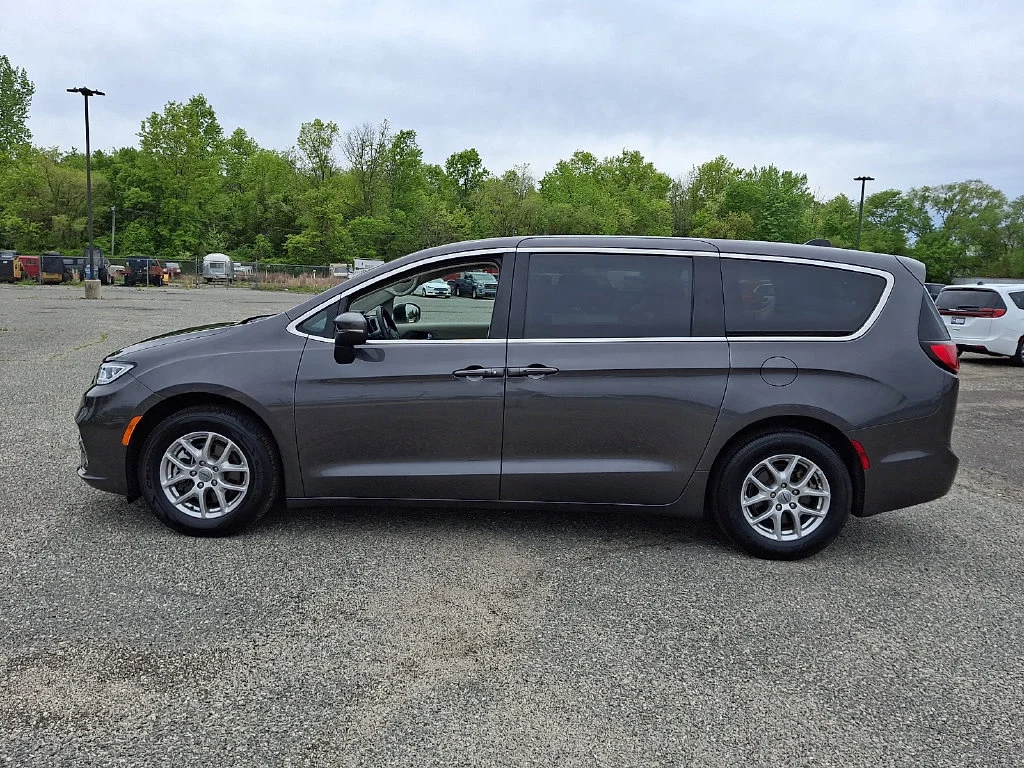 Used 2023 Granite Crystal Metallic Clearcoat Chrysler Touring L image 7