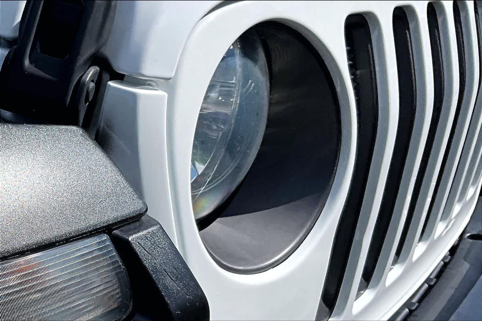 Used 2022 Bright White Clearcoat Jeep Unlimited Rubicon image 49